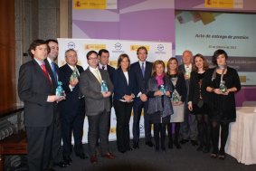 Los premiados posan tras recibir sus galardones.